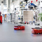 autonome fahrerlose Transportsysteme des Pilotprojekts KARIS PRO in einer Produktionsumgebung