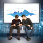 Zwei junge Berufstätige bei Pepperl+Fuchs arbeiten mit einem Tablet in einer digitalen Umgebung