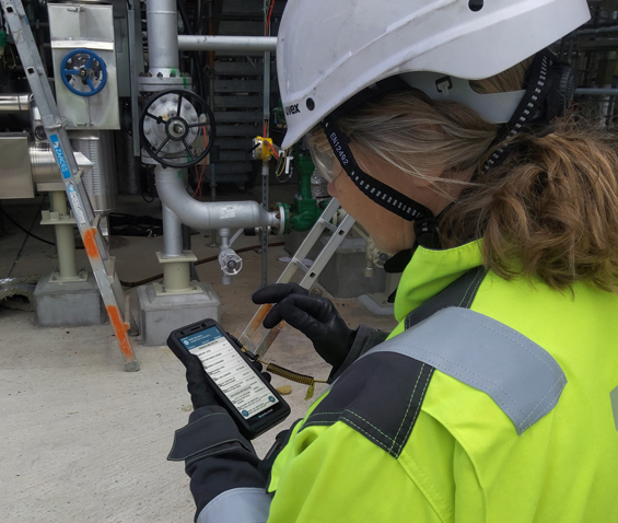 a mobile worker at Kalundborg Refinery with the Smart-Ex 03 intrinsically safe smarthpone from Pepperl+Fuchs