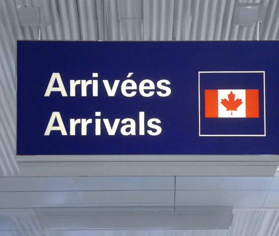 a sign showing the word arrival in English and French