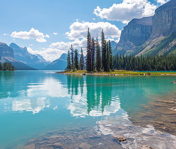 a Canadian National Park showing a turquoise lake, trees and mountains in the background
