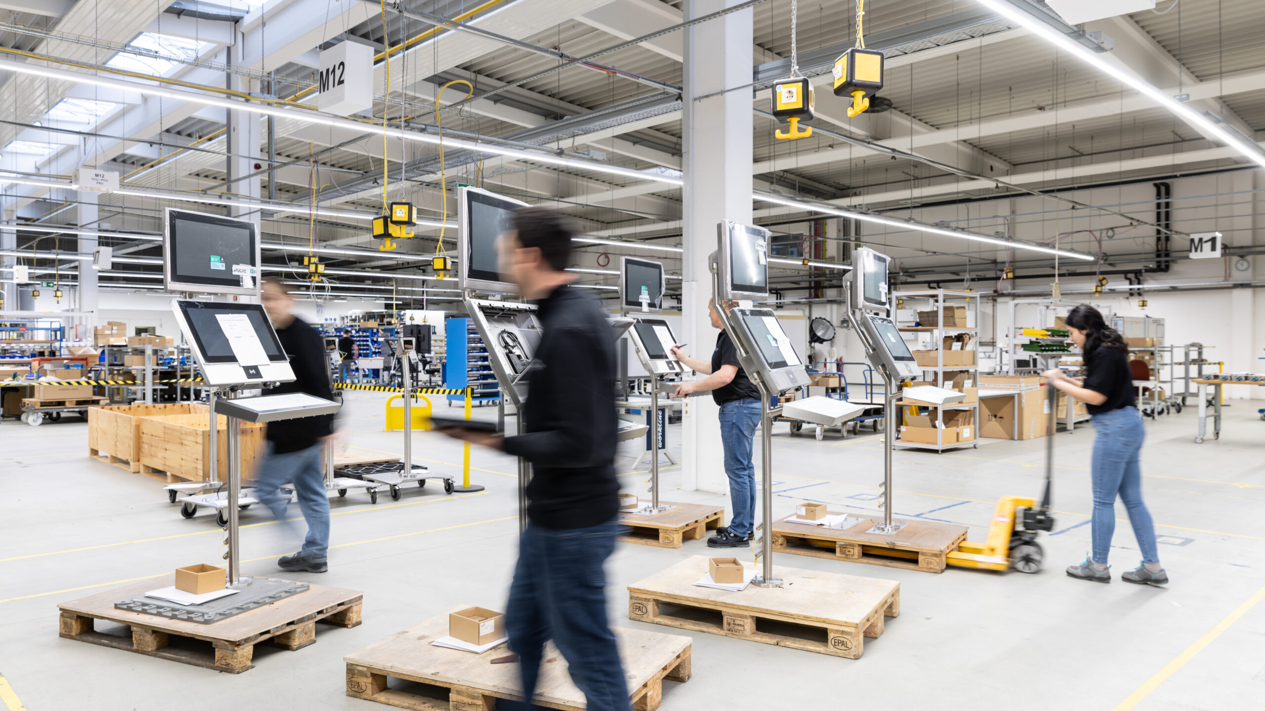 Lieferbereite HMI-Lösungen auf Paletten in SEC