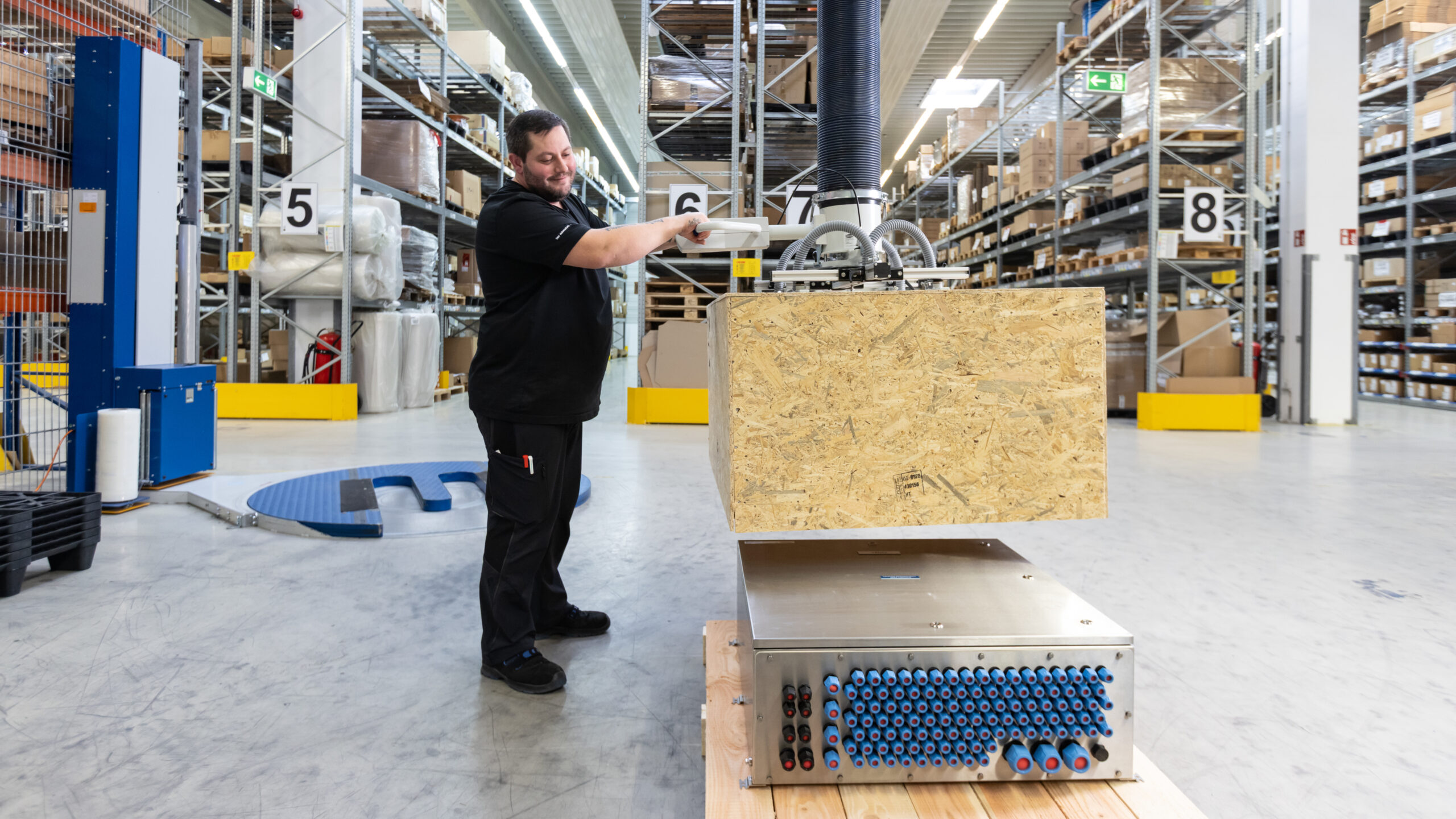 pa_solutions_packaging_3840x2160px Mitarbeiter beim Verpacken einer Lösung im SEC